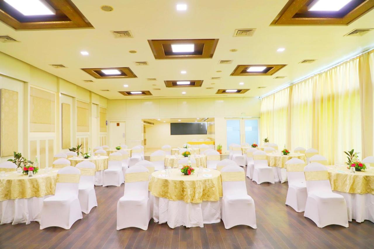 Boulevard 9 Luxury Resort & Spa Nadiād Esterno foto