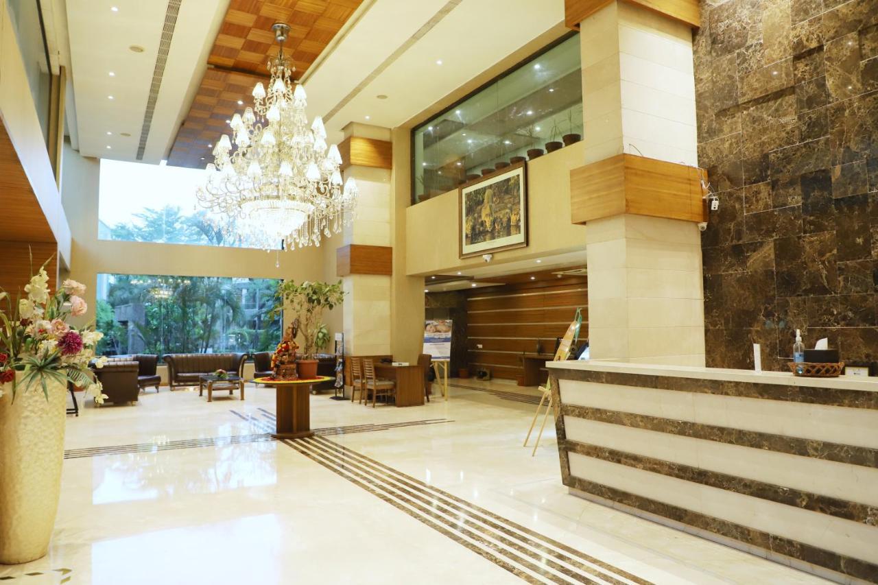 Boulevard 9 Luxury Resort & Spa Nadiād Esterno foto