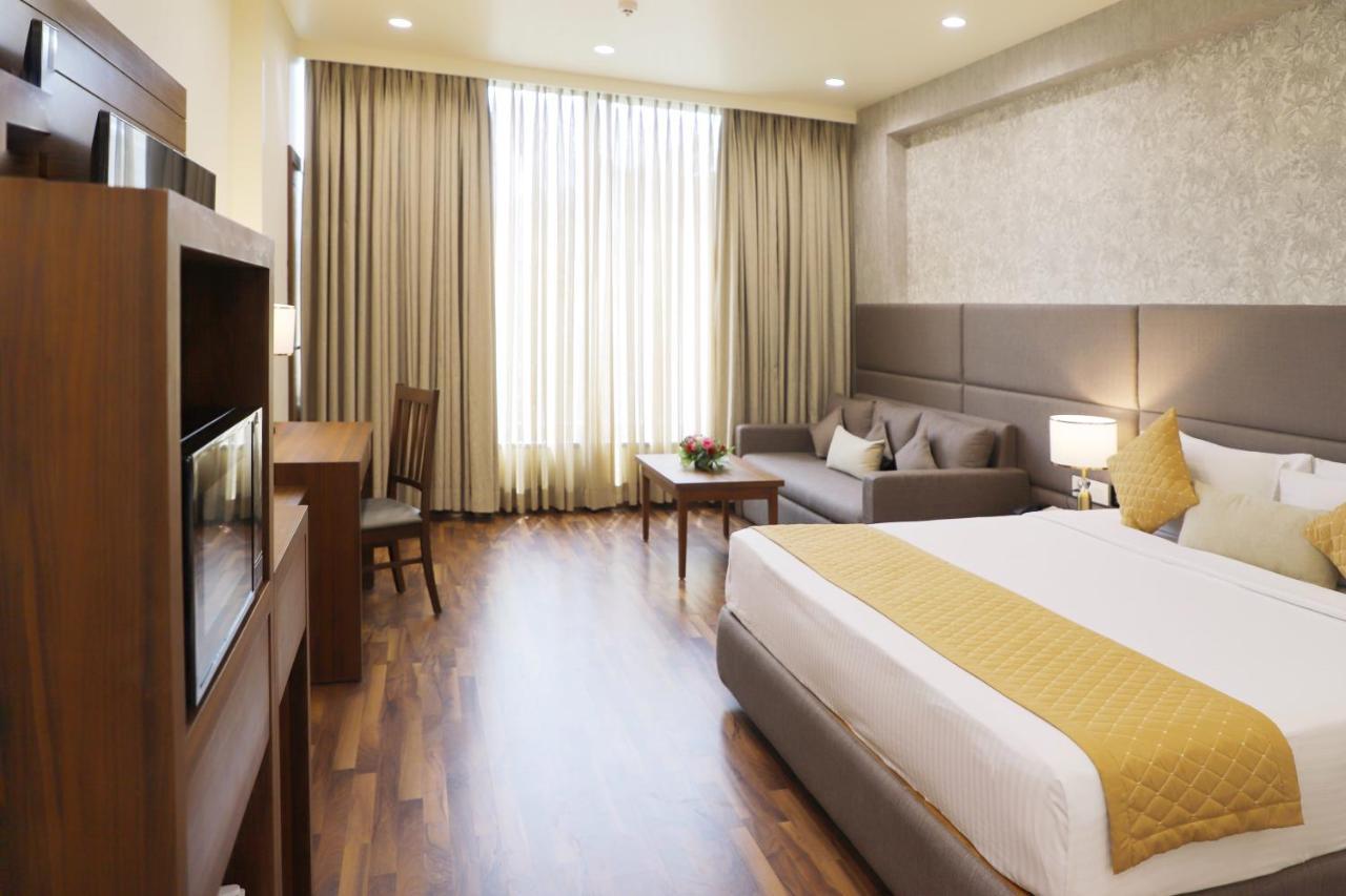 Boulevard 9 Luxury Resort & Spa Nadiād Esterno foto