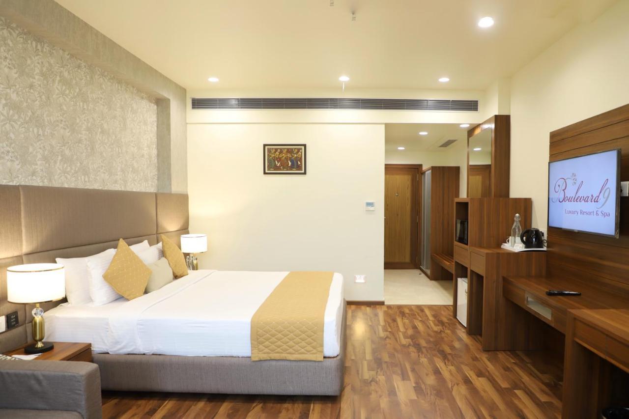 Boulevard 9 Luxury Resort & Spa Nadiād Esterno foto