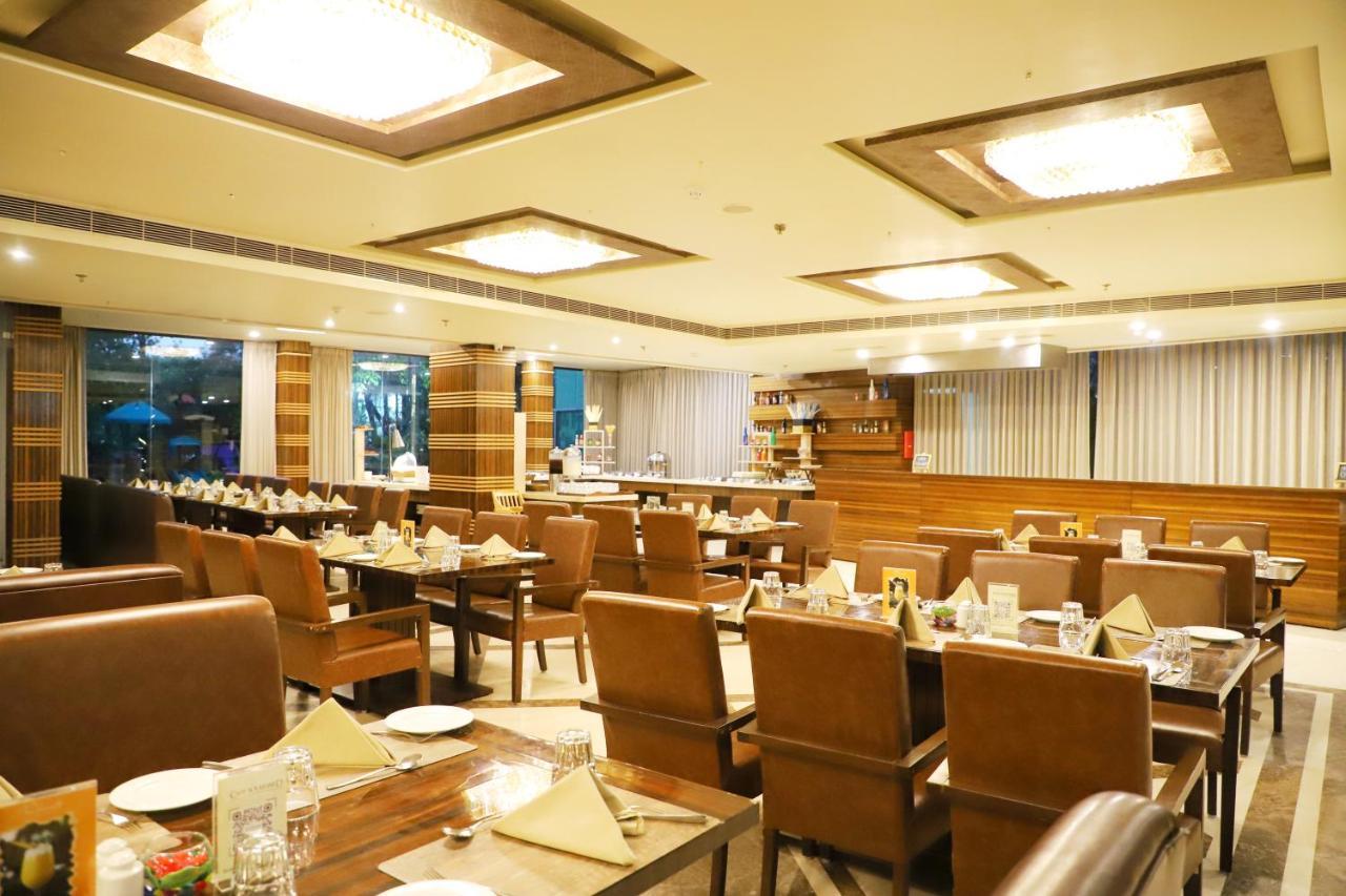 Boulevard 9 Luxury Resort & Spa Nadiād Esterno foto