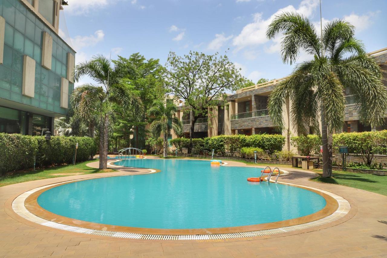 Boulevard 9 Luxury Resort & Spa Nadiād Esterno foto