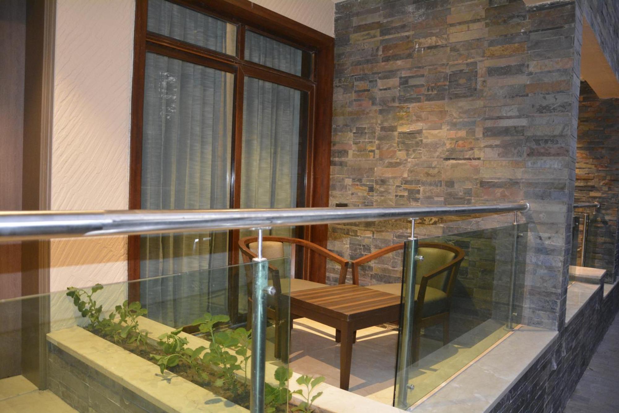 Boulevard 9 Luxury Resort & Spa Nadiād Esterno foto