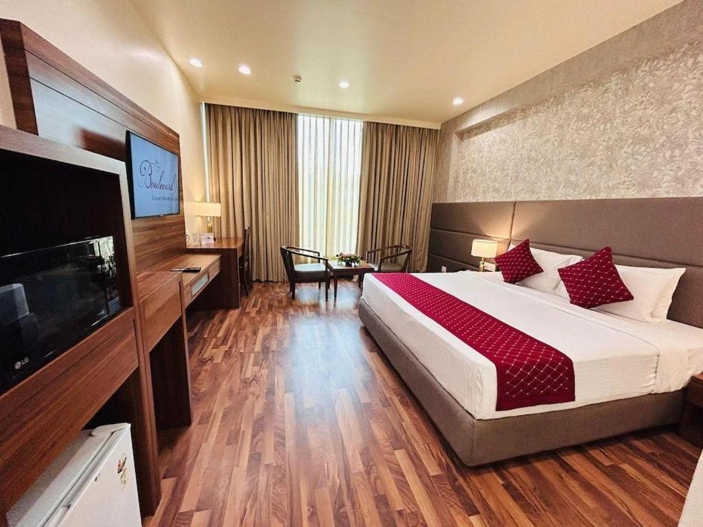 Boulevard 9 Luxury Resort & Spa Nadiād Esterno foto