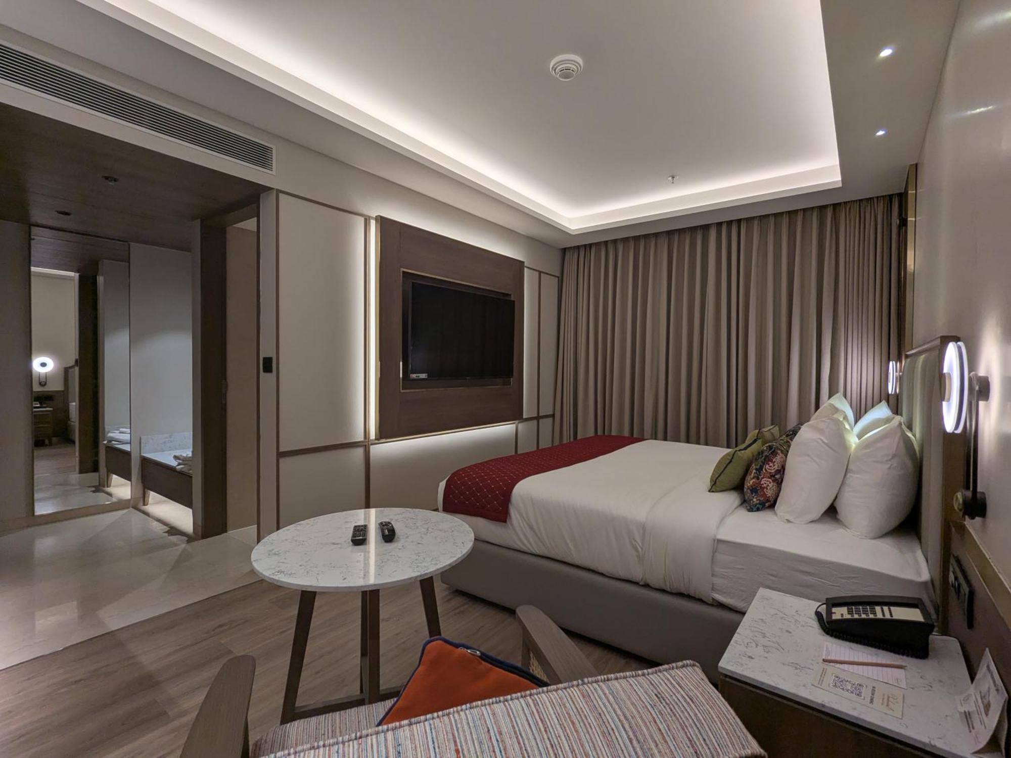 Boulevard 9 Luxury Resort & Spa Nadiād Esterno foto