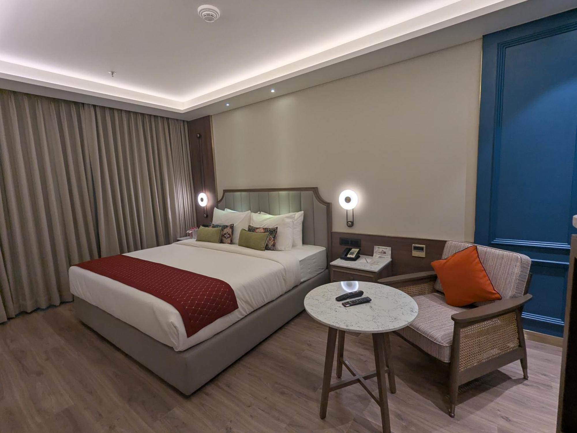 Boulevard 9 Luxury Resort & Spa Nadiād Esterno foto