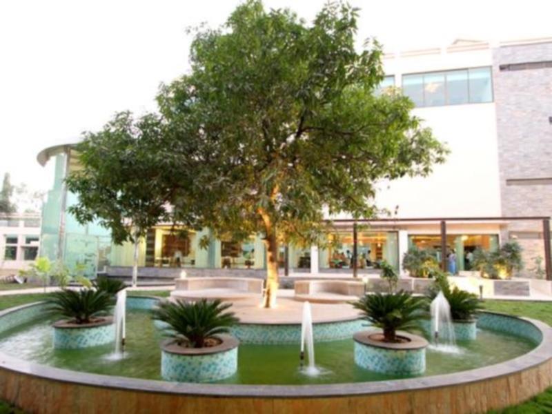 Boulevard 9 Luxury Resort & Spa Nadiād Esterno foto