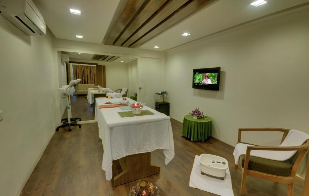 Boulevard 9 Luxury Resort & Spa Nadiād Esterno foto